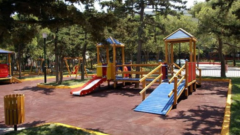 Μάθετε πώς να παίζουν τα παιδιά σας με ασφάλεια στην παιδική χαρά